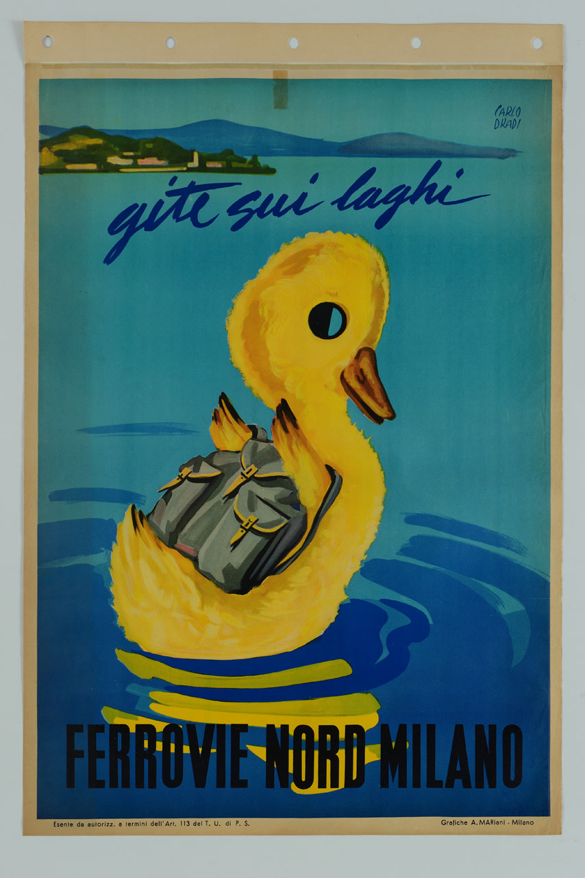 un anatroccolo giallo con zainetto sulle spalle nuota in un lago; sullo sfondo vi si affaccia un paese (manifesto) di Dradi Carlo (sec. XX)