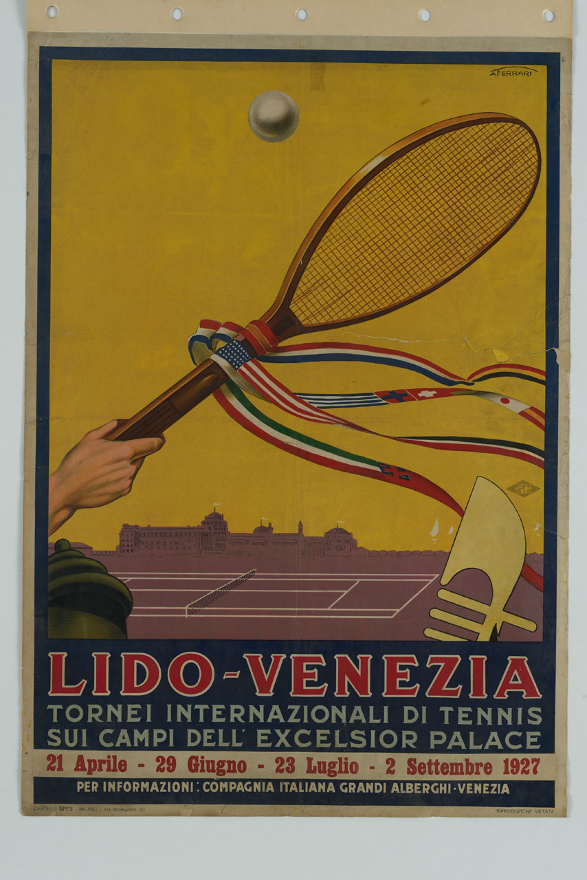 mano sorregge racchetta da tennis con nastri delle bandiera italiana, statunitense, francese, spagnola, svizzera, giapponese, greca, norvegese. Sul fondo campo da tennis e Hotel Excelsior Palace (manifesto) di Ferrari Amerigo (sec. XX)