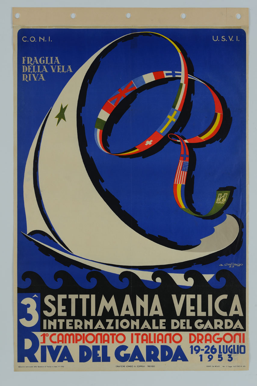 una barca a vela sola le onde del Lago di Garda; la punta termina in un nastro con bandiere internazionali che formano la lettera R, l'ultima delle quali ha lo stemma della scuola di vela di Riva del Garda (manifesto) di Dal Lago Achille (sec. XX)