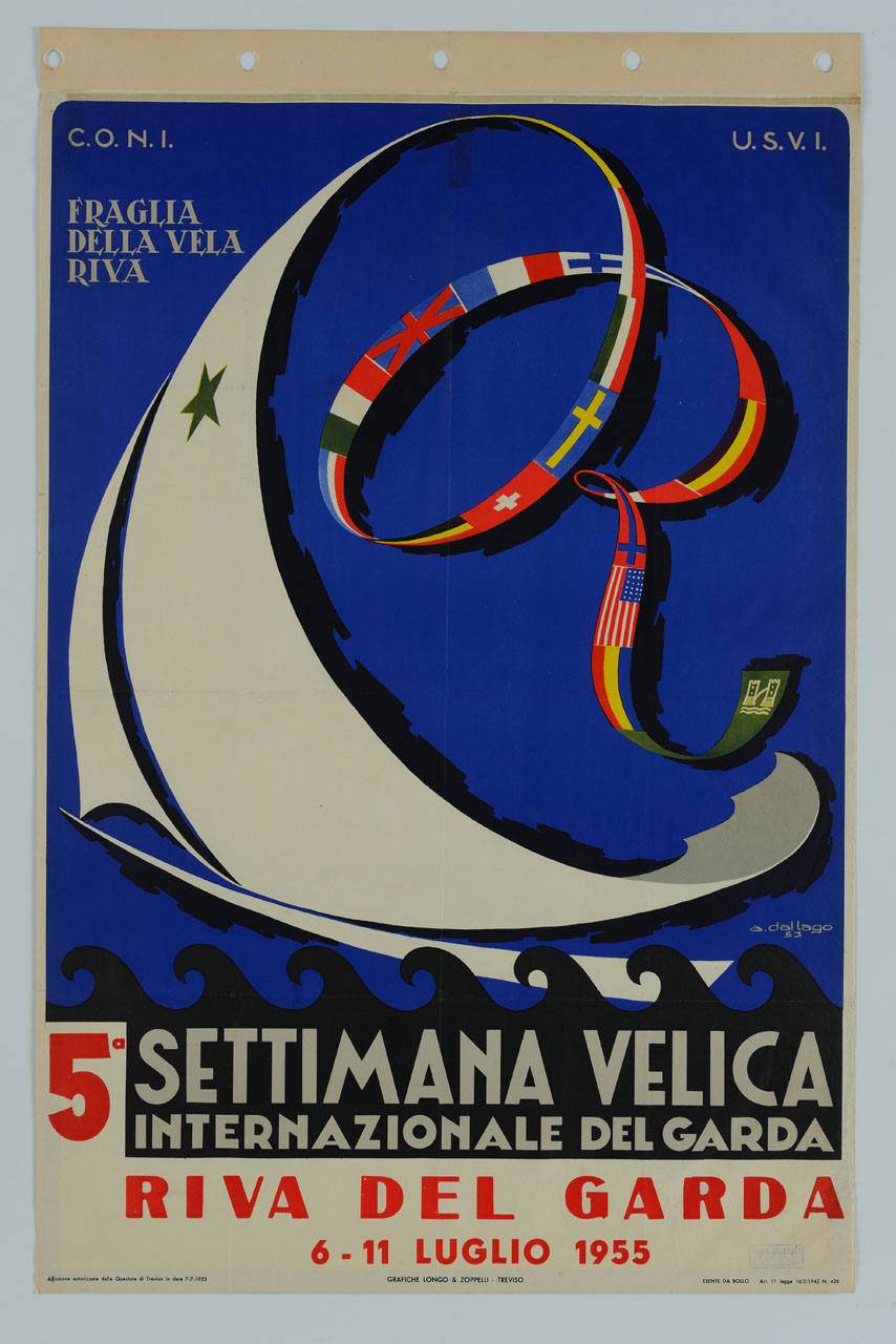 una barca a vela sola le onde del Lago di Garda; la punta termina in un nastro con bandiere internazionali che formano la lettera R, l'ultima delle quali ha lo stemma della scuola di vela di Riva del Garda (manifesto) di Dal Lago Achille (sec. XX)