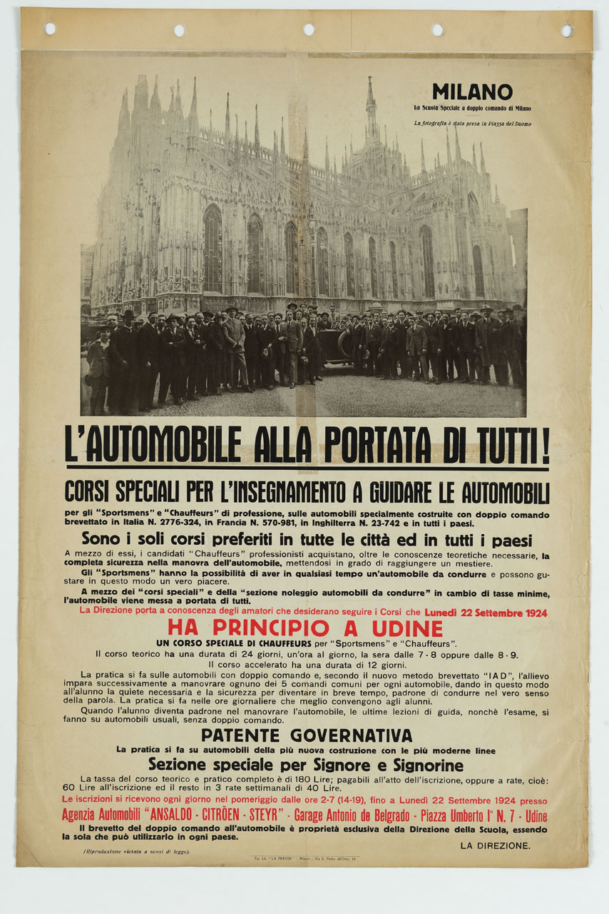 gruppo di persone con un'automobile a fianco del Duomo di Milano (manifesto) - ambito milanese (sec. XX)