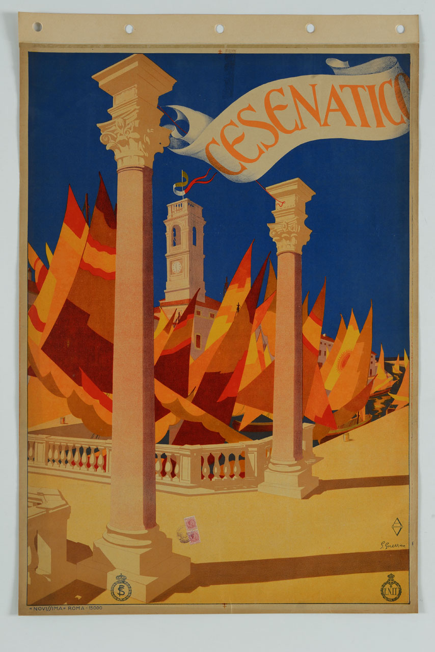 veduta del Porto Canale di Cesenatico con colonne bizantine, barche a vela e torre civica con bandiera italiana (manifesto) di Guerrini Giovanni (sec. XX)