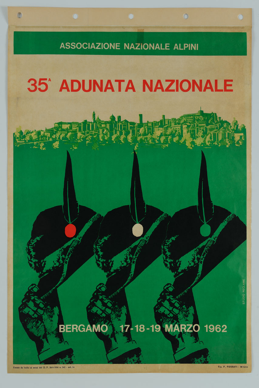 tre mani maschili in fila alzano il cappello degli alpini in segno di saluto alla città di Bergamo rappresentata in alto; le tre nappine formano il tricolore italiano (manifesto) di Studio Reclame (sec. XX)