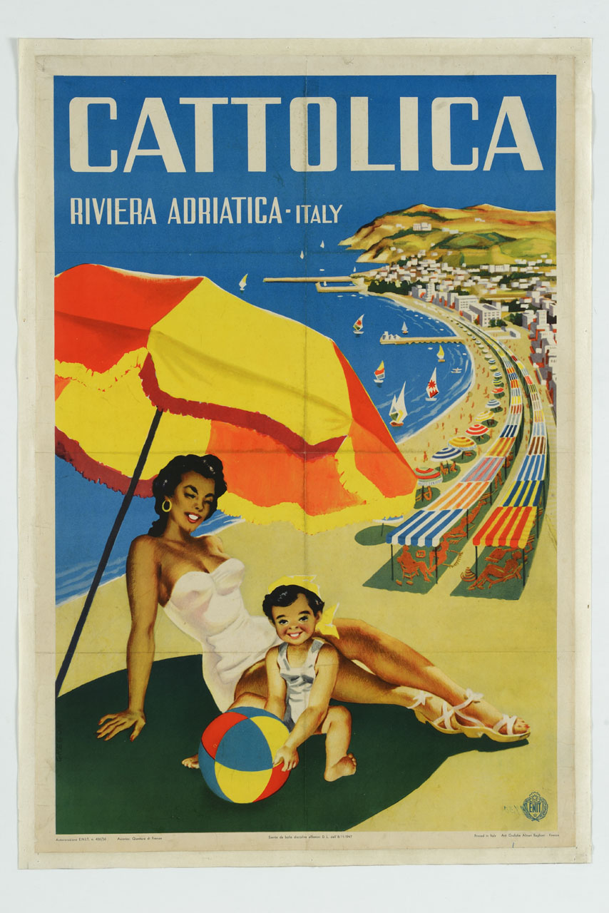 donna in costume bianco e bambino con palla sotto ombrellone sulla riviera adriatica (manifesto) di Gregori Nino (sec. XX)
