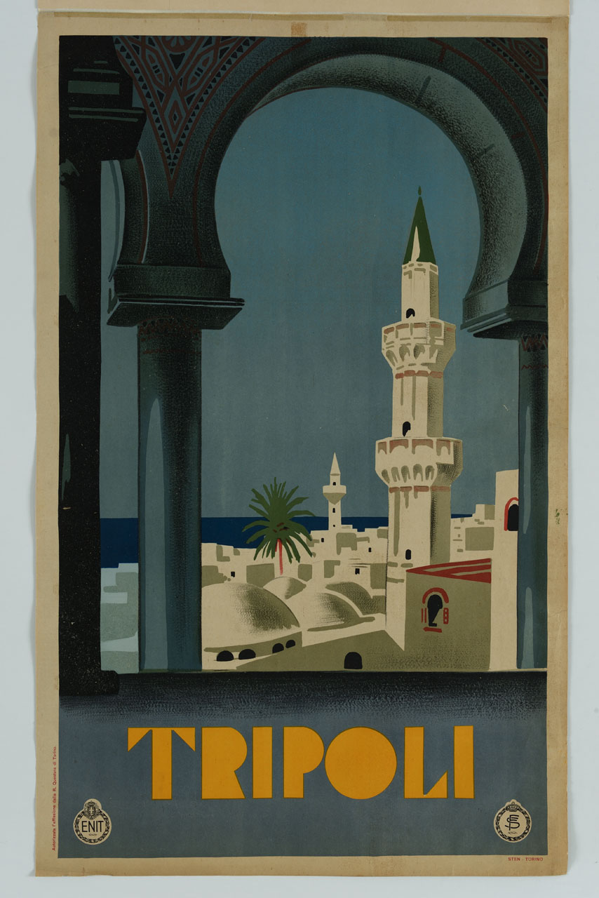 veduta della città di Tripoli attraverso un arco sostenuto da due colonne; in primo piano il minareto della Moschea Gurgi e sullo sfondo un secondo minareto (manifesto) - ambito italiano (sec. XX)
