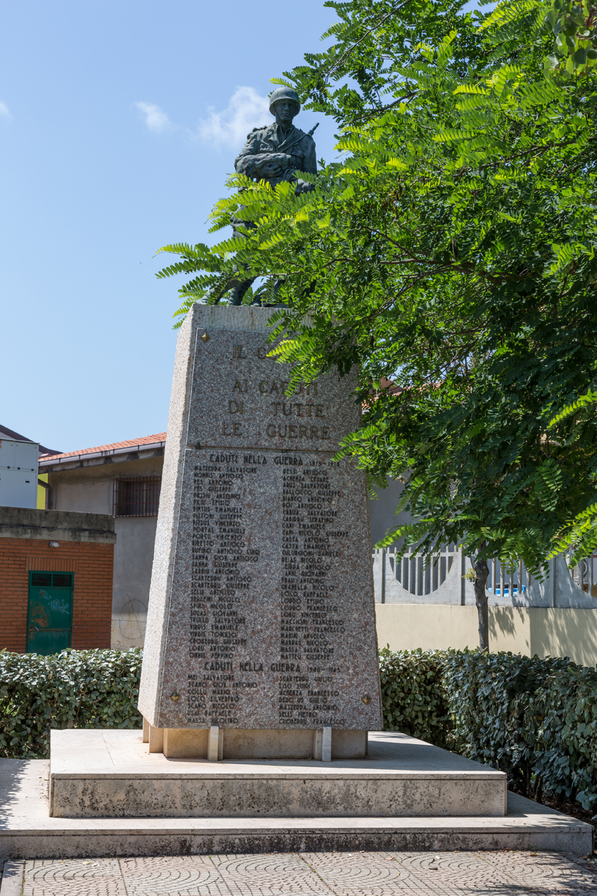 Morte de soldato (monumento ai caduti - a cippo)