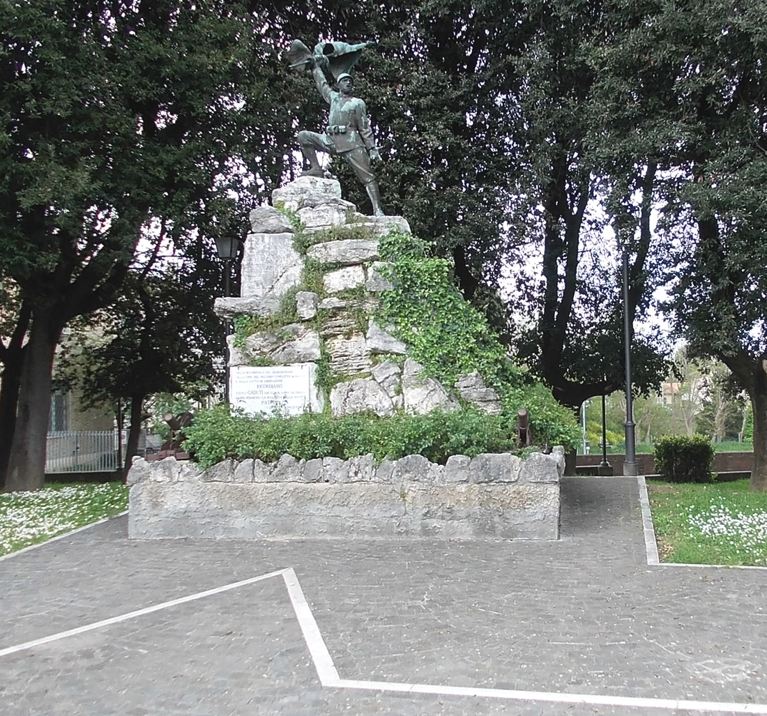 figura di soldato: fante che porta la bandiera (monumento ai caduti) di Tamagnini Torquato - ambito italiano (secondo quarto XX)