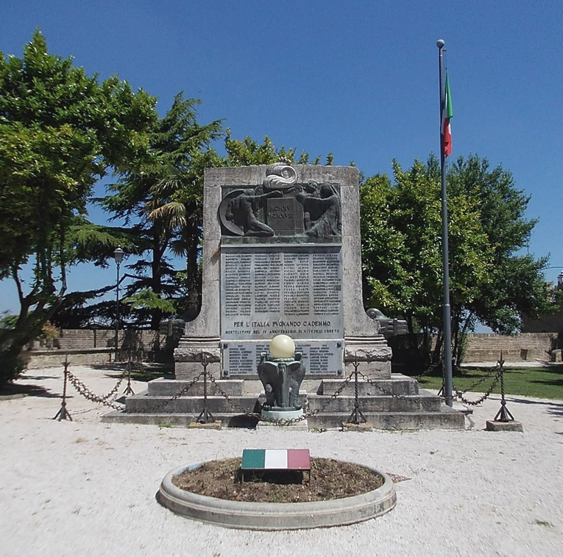 allegoria del soldato che protegge una madre col bambino (monumento ai caduti) di Morelli Vittorio - ambito italiano (primo quarto XX)