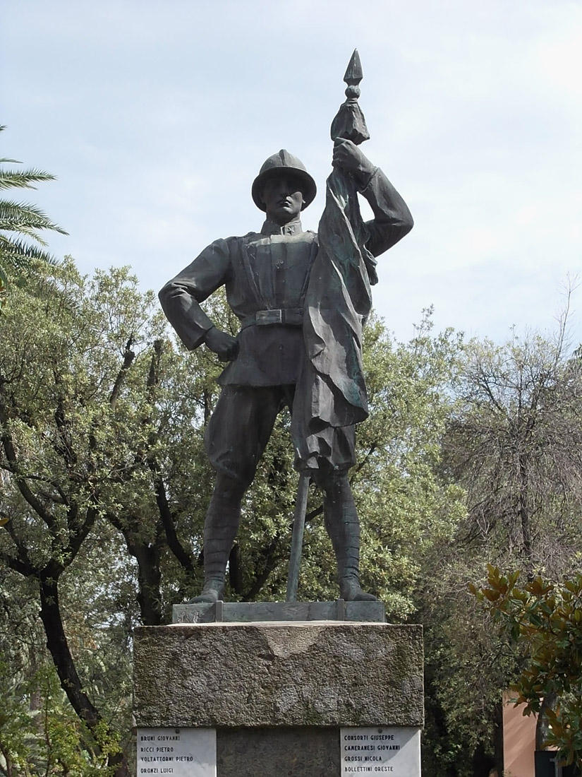 figura di soldato: fante che porta la bandiera (monumento ai caduti) di Cataldi Amleto - ambito italiano (primo quarto XX)