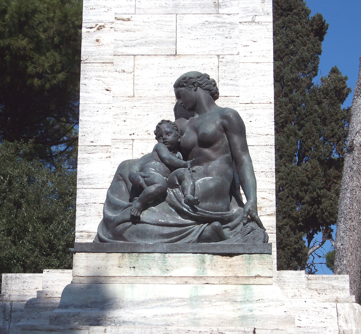 allegoria della Vittoria con soldato che protegge una madre con prole (monumento ai caduti) di Nagni Francesco, Rossi Ettore (secondo quarto XX)