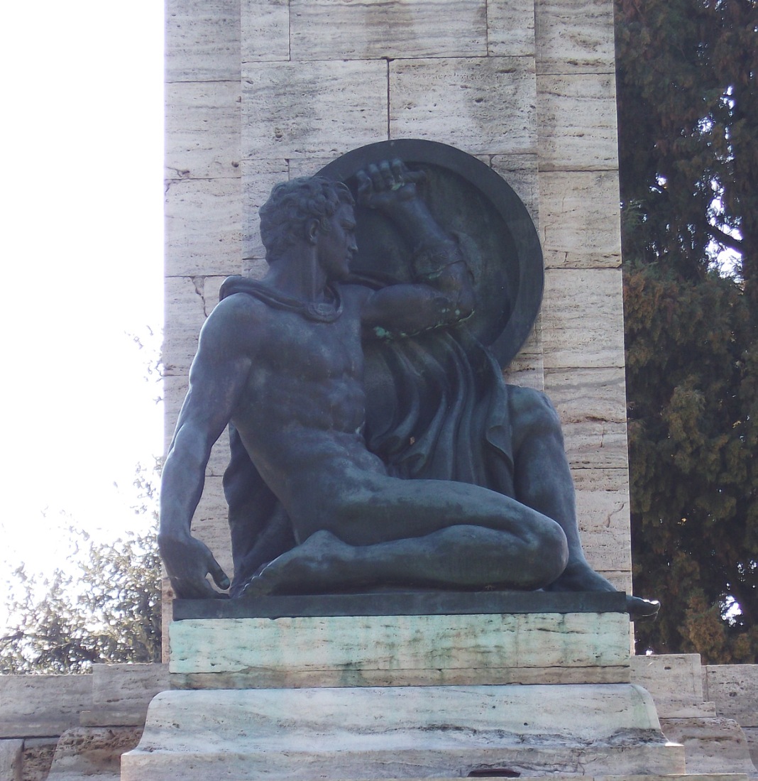 allegoria della Vittoria con soldato che protegge una madre con prole (monumento ai caduti) di Nagni Francesco, Rossi Ettore (secondo quarto XX)