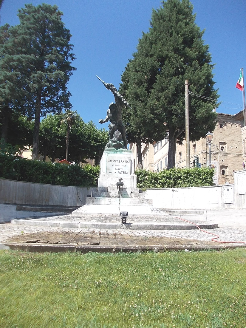 figura di soldato che porta la bandiera (monumento ai caduti) di Martini Giuseppe - ambito italiano (secondo quarto XX)