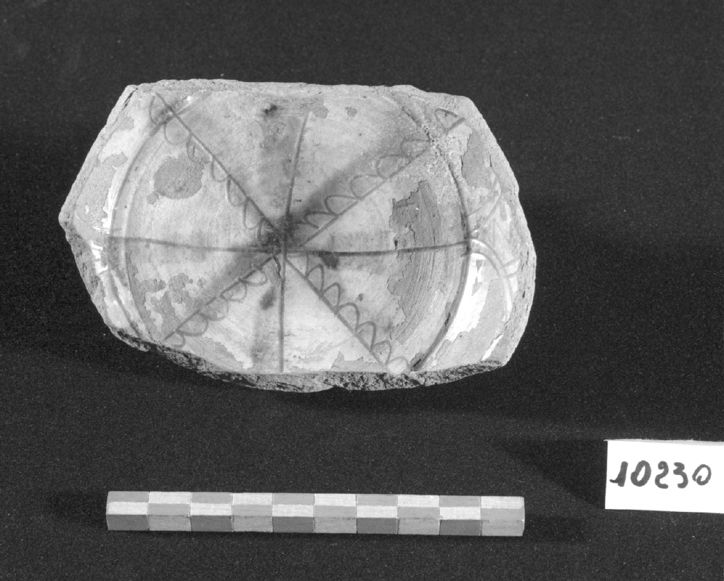 motivi decorativi geometrici (scodella, frammento) - produzione veneziana (secc. XII/ XIV)