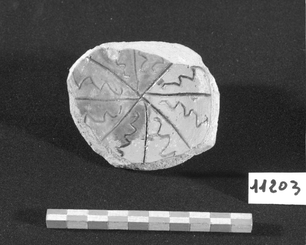 motivi decorativi geometrici (scodella, frammento) - produzione veneziana (secc. XIII/ XIV)