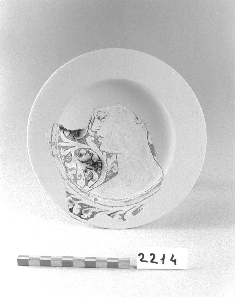 figura femminile (piatto, opera isolata) - produzione veneziana (sec. XV)