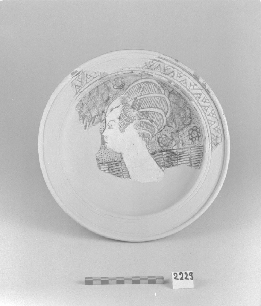 figura femminile (piatto, opera isolata) - produzione veneziana (secc. XV/ XVI)