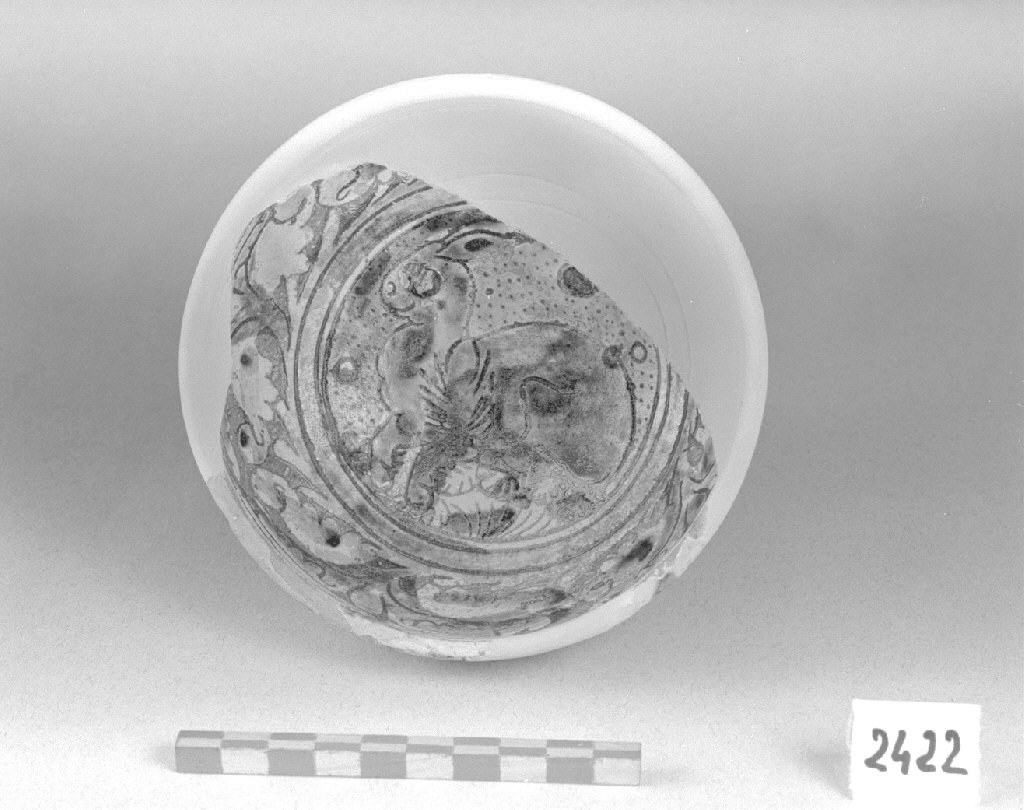 motivi decorativi vegetali e animali (scodella, opera isolata) - produzione veneziana (secc. XV/ XVI)