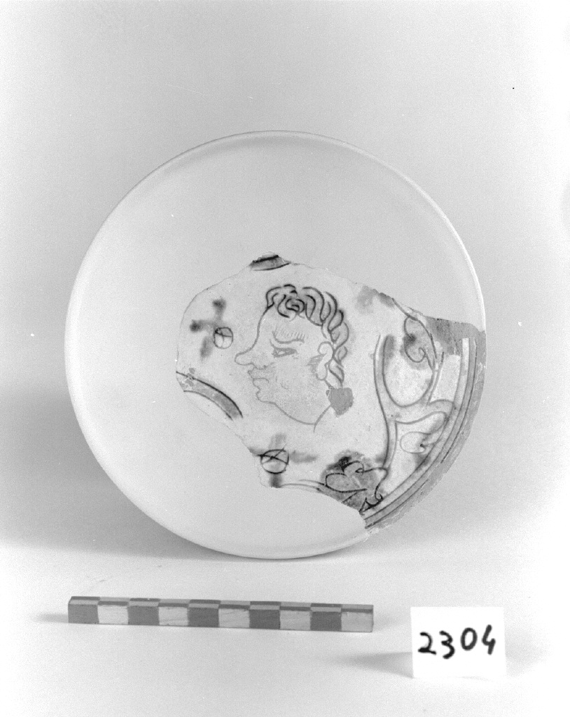 figura maschile (piattello, frammento) - produzione veneziana (secc. XVI/ XVII)