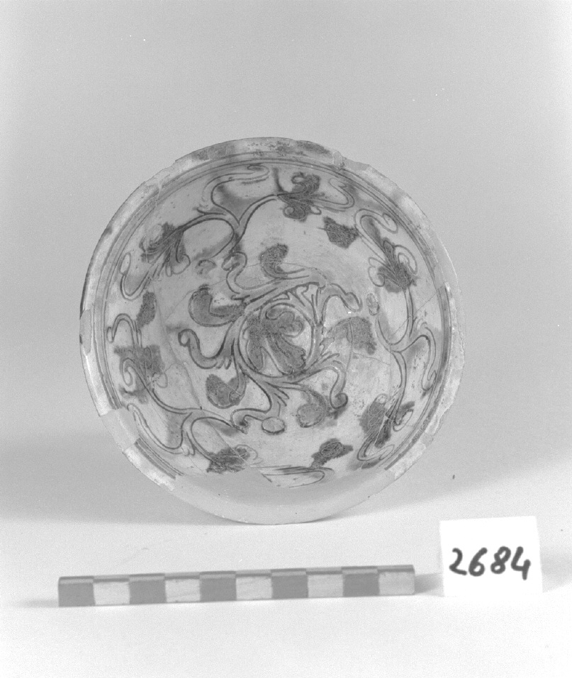 motivo decorativo fitomorfo (scodella, opera isolata) - produzione veneziana (secc. XVI/ XVII)