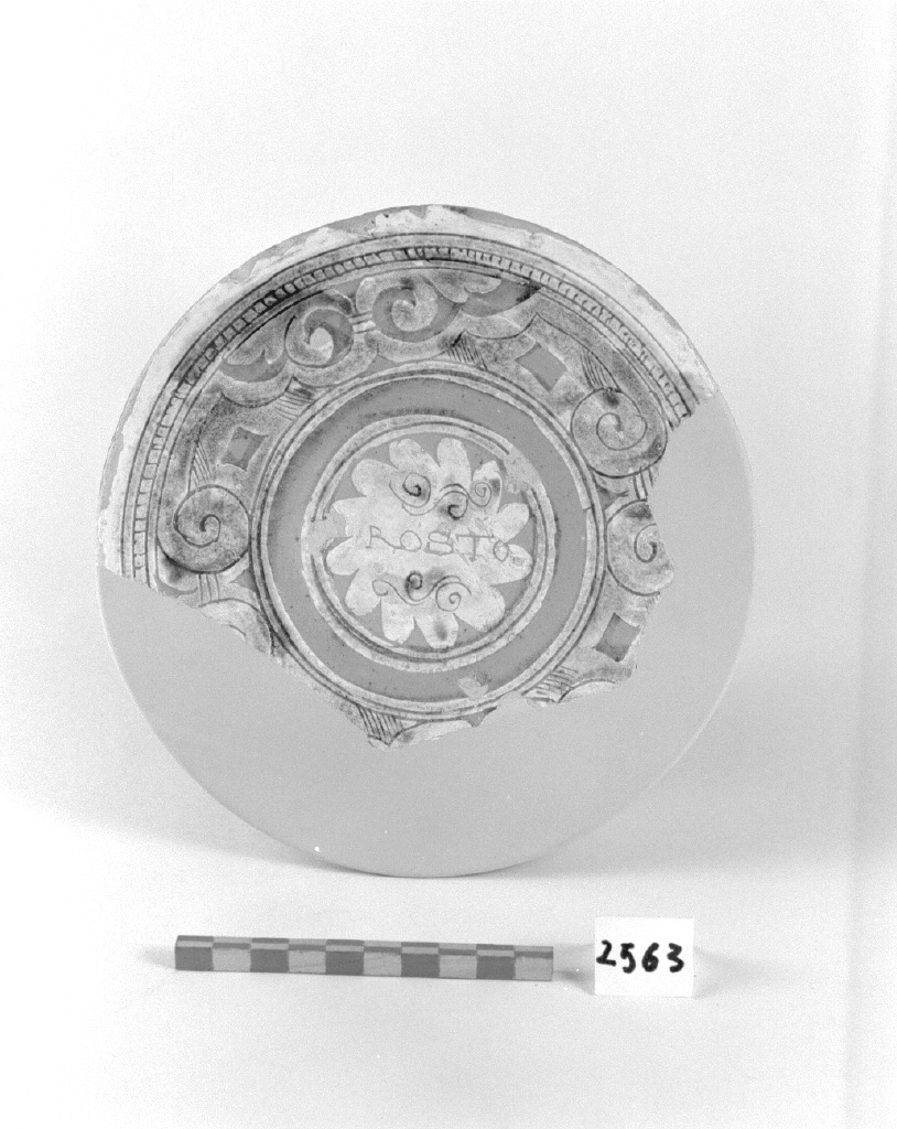 iscrizione (piatto, frammento) - produzione veneziana, produzione veneziana (seconda metà sec. XVI)