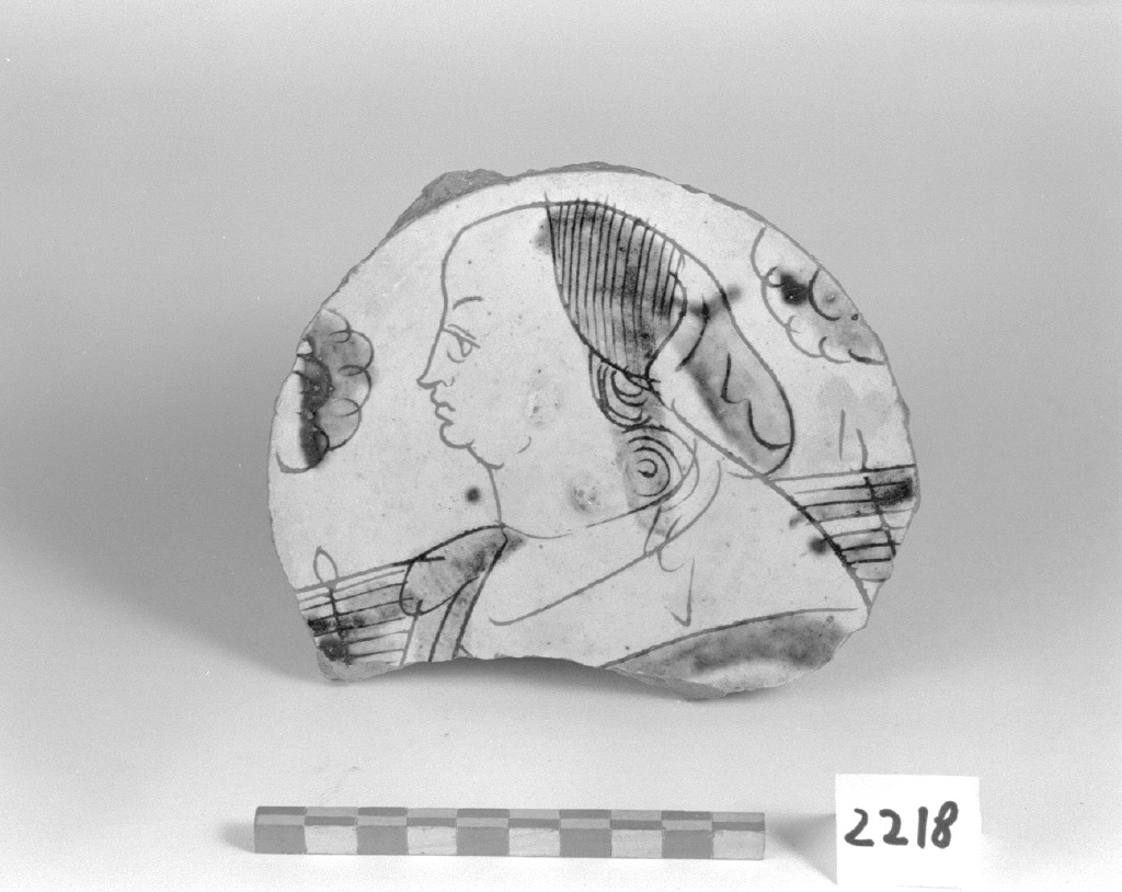 figura femminile (catino, frammento) - produzione veneziana (secc. XVI/ XVII)