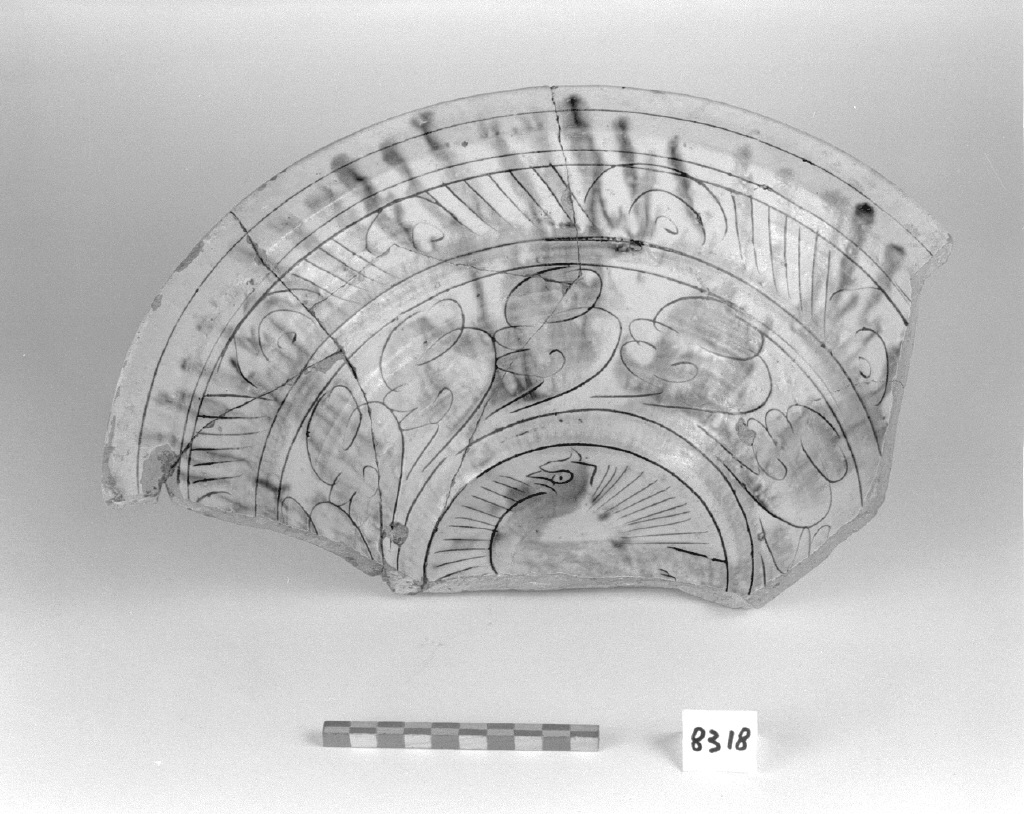 motivi decorativi geometrici e vegetali (catino, frammento) - produzione veneziana (secc. XVI/ XVII)