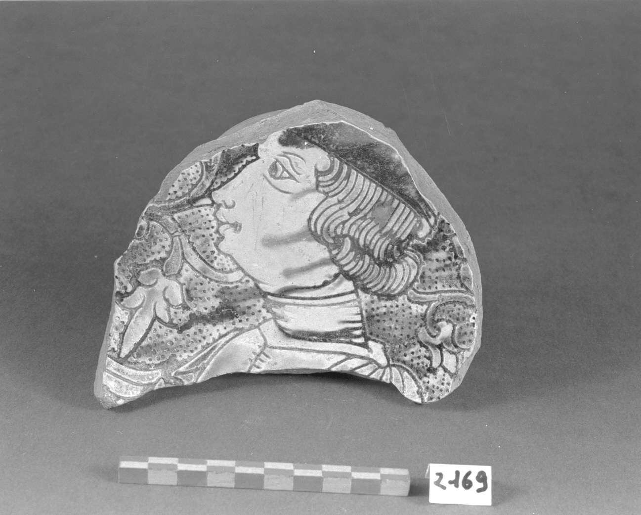 figura maschile (piatto, frammento) - produzione veneziana (secc. XV/ XVI)