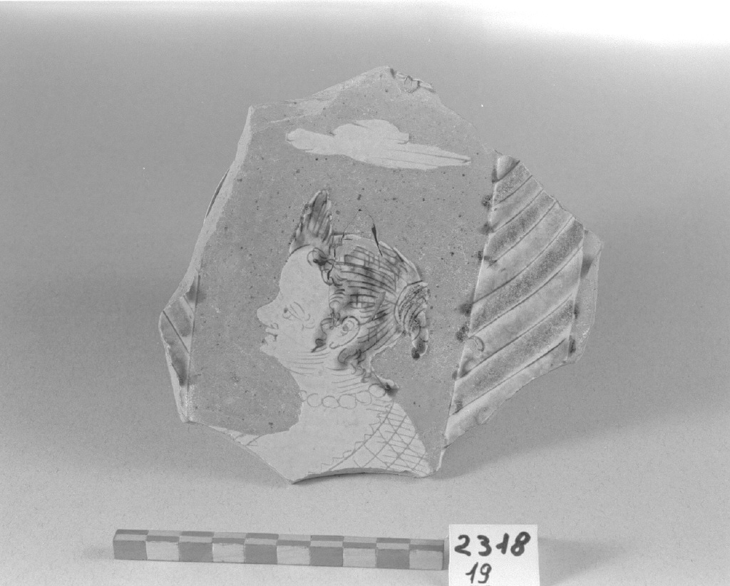 figura femminile (piatto, frammento) - produzione veneziana (sec. XVI)