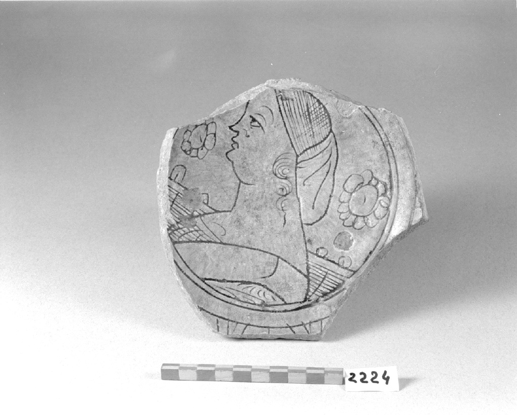 figura femminile (piatto, frammento) - produzione veneziana (sec. XVI)