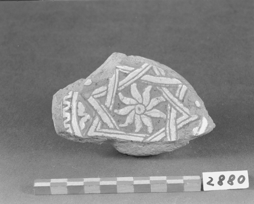 motivi decorativi geometrici e vegetali (scodella, frammento) - produzione veneziana (prima metà sec. XVI)