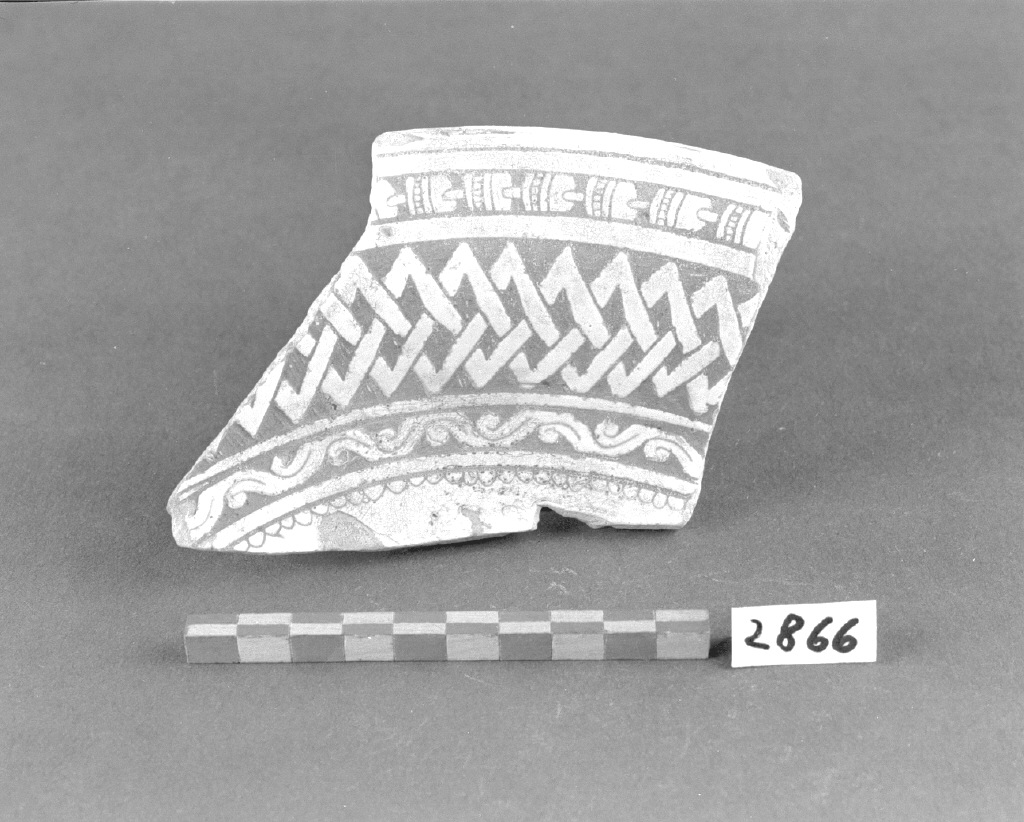 motivo decorativo geometrico (piatto, frammento) - produzione veneziana (prima metà sec. XVI)