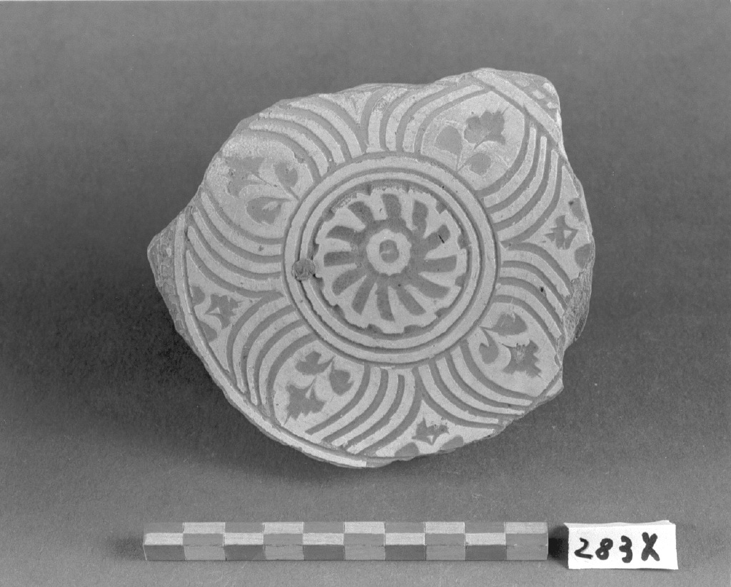 motivi decorativi geometrici e vegetali (piatto, frammento) - produzione veneziana (seconda metà sec. XVI)