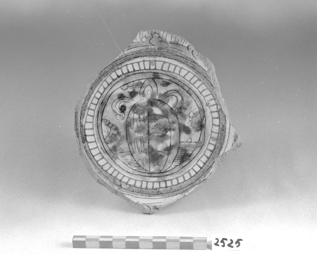 stemma gentilizio (piatto, frammento) - produzione veneziana (metà sec. XVI)