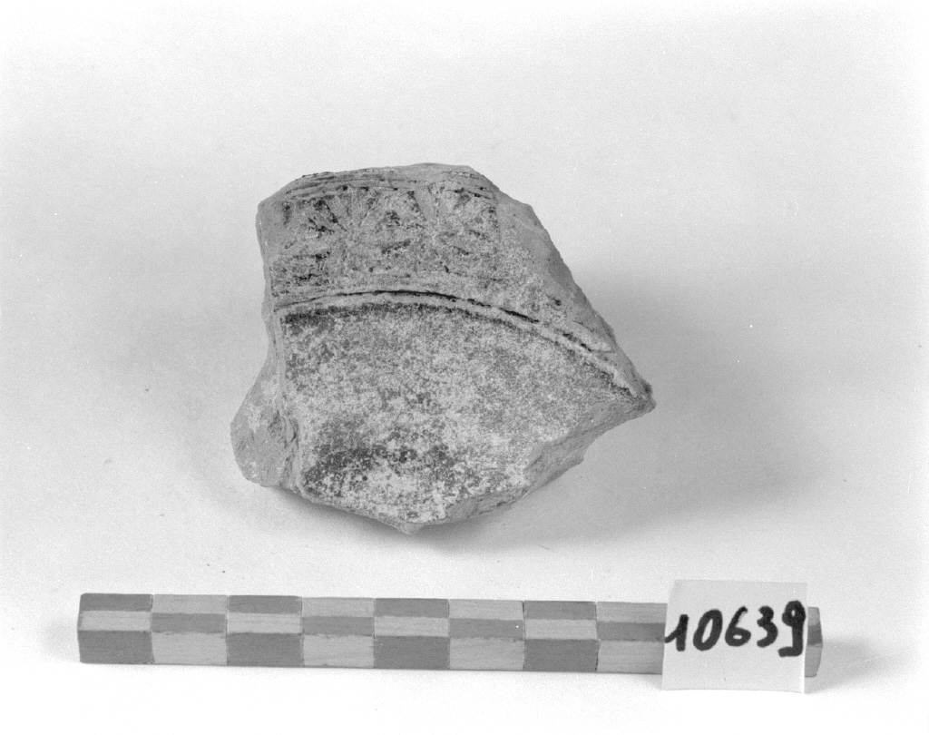 motivi decorativi a medaglioni (piatto, frammento) - ambito Africa settentrionale (sec. XI)