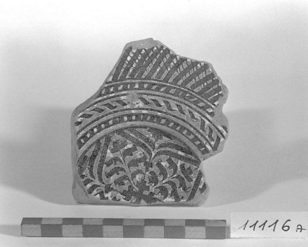 motivi decorativi geometrici e vegetali (piatto, frammento) - produzione veneziana (seconda metà sec. XVI)