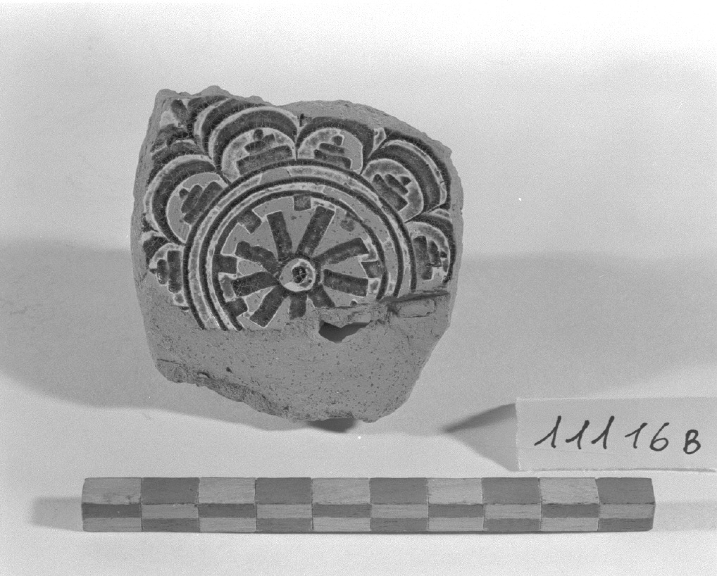 motivi decorativi geometrici e vegetali (piatto, frammento) - produzione veneziana (sec. XVI)