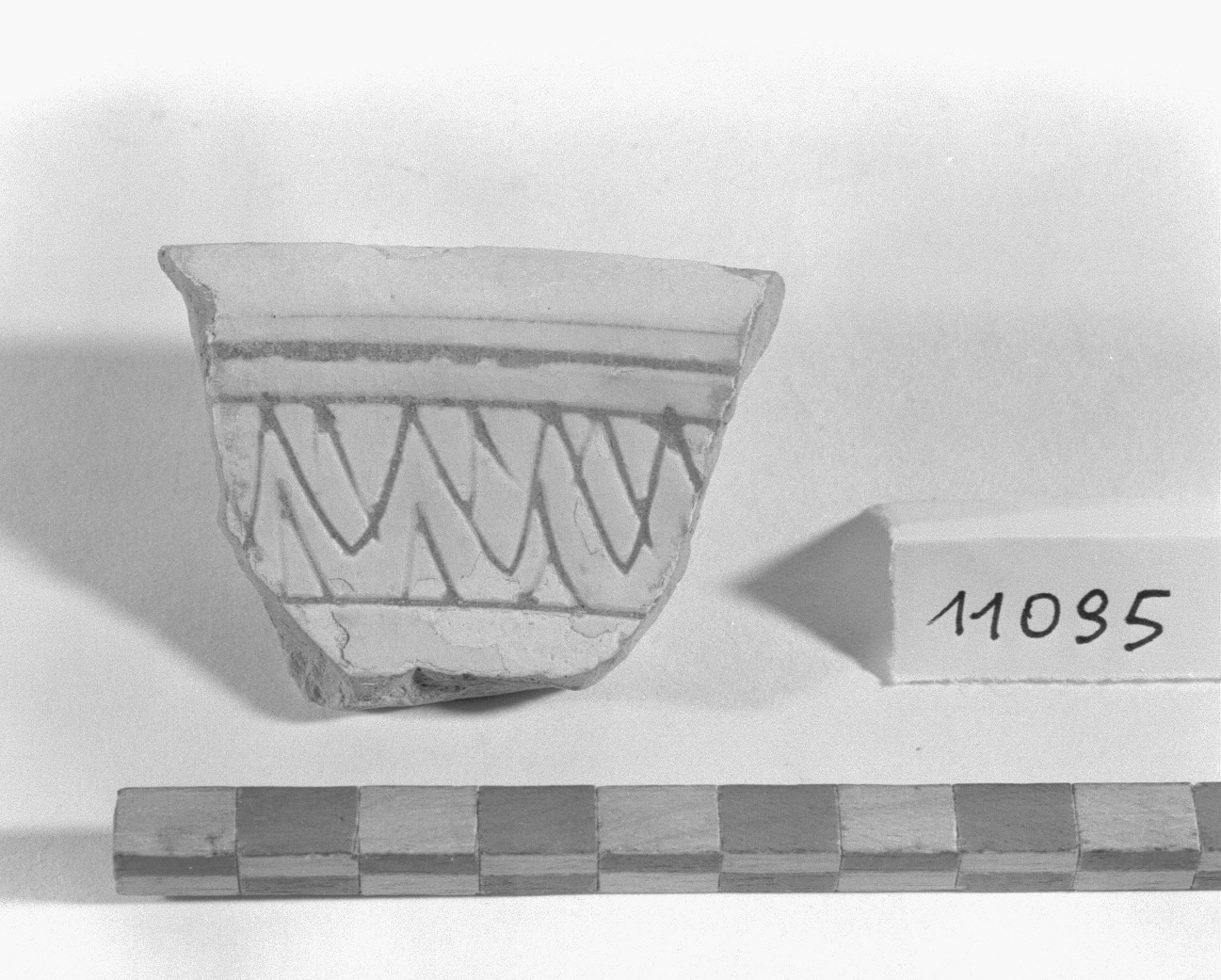 motivo decorativo geometrico (piatto, frammento) - bottega greca (seconda metà sec. XII, sec. XV)