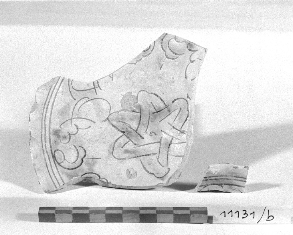 motivo decorativo a intreccio (piattello, frammento) - produzione veneta (inizio secc. XVI/ XVII)