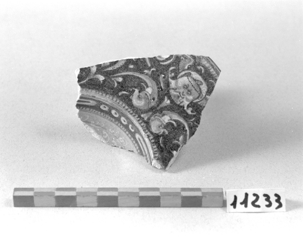 motivi decorativi a grottesche (scodellina, frammento) - bottega faentina (secc. XV/ XVI)