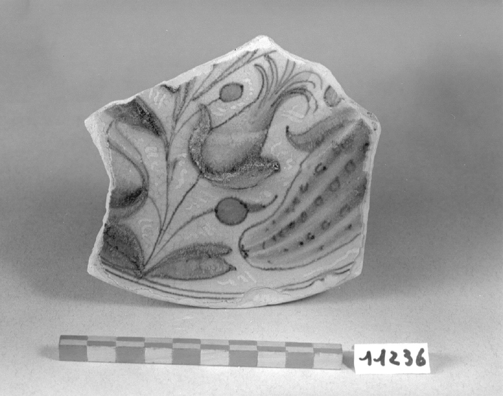 motivo decorativo fitomorfo (piatto, frammento) - produzione veneziana, produzione veneziana (seconda metà sec. XVI)