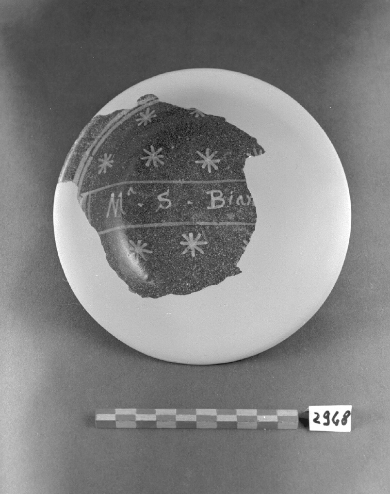motivo decorativo (piattino scodellato, frammento) - produzione veneziana (secc. XVI/ XVII)