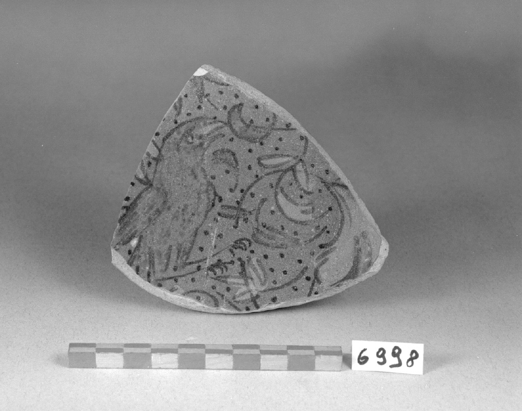 motivi decorativi vegetali con uccelli (piatto, frammento) - produzione veneziana (seconda metà sec. XVI)