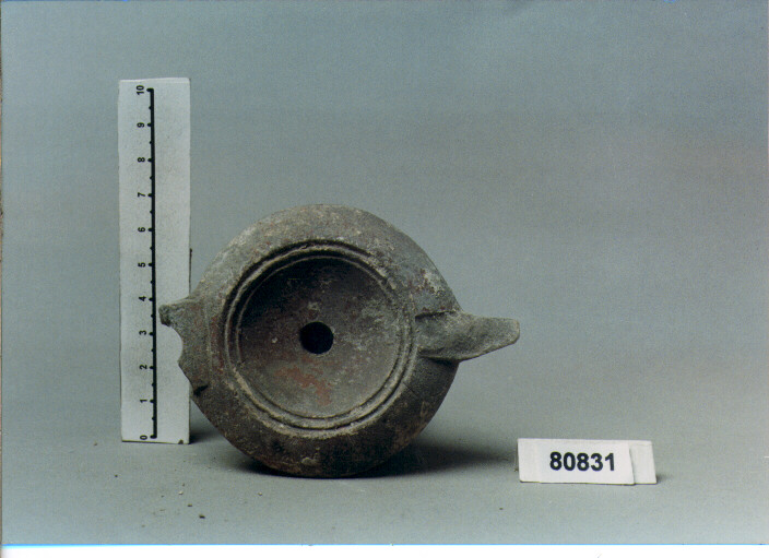 lucerna a becco arrotondato, DENEAUVE, TIPO VII A (SECC. I/ III D.C)