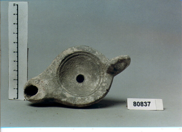 lucerna a becco arrotondato (SECC. I/ III D.C)