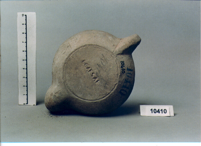 LUCERNA A BECCO CUORIFORME, DRESSEL-LAMBOGLIA, TIPO 28 A (SECC. II/ III D.C)