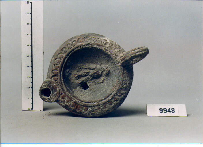 lucerna a becco arrotondato, DRESSEL- LAMBOGLIA, TIPO 17 (SECC. I/ III D.C)