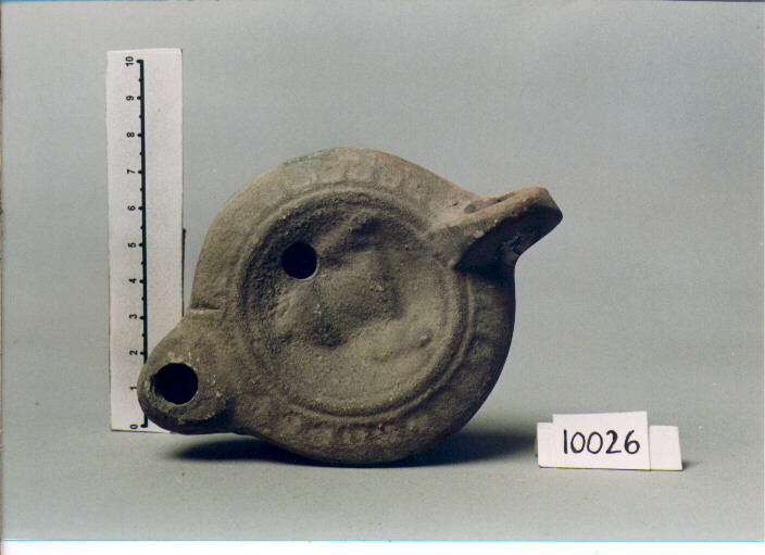 LUCERNA A BECCO CUORIFORME, DRESSEL-LAMBOGLIA, TIPO 27 (SECC. I/ III D.C)