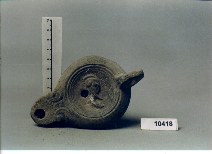 LUCERNA A SEMIVOLUTE, DRESSEL- LAMBOGLIA, TIPO 15 (SECC. I/ II D.C)