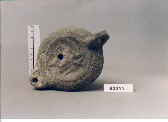 LUCERNA A BECCO CUORIFORME, DRESSEL, TIPO 28 (secc. I/ III d.C)