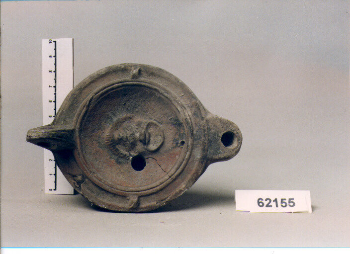 lucerna a becco arrotondato (SECC. I/ III D.C)